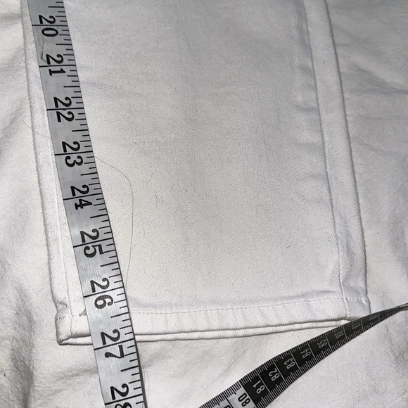 Paige White Roxie Capri Jean - Picture 10 of 11